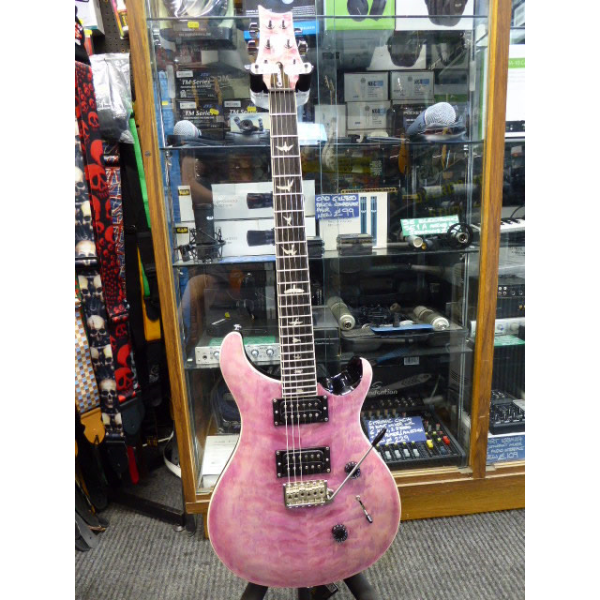 <p>High quality guitar that punches above its weight considering the price point.</p><p>Excellent condition with original bag.</p>