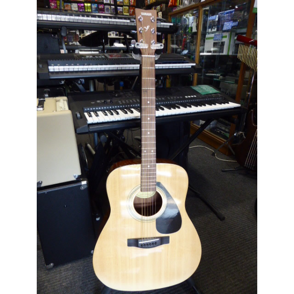 Entry-level acoustic guitar by Yamaha.&nbsp; Good condition.