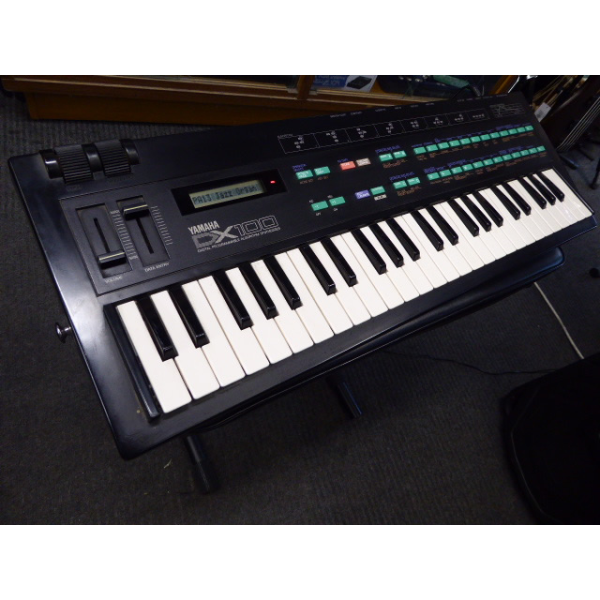 Classic FM synthesizer from 1986.<br />4 operator FM synthesis.<br />8 voice, 8 algorithms.<br />192 patches.<br />Compact unit with 49 mini keys.<br /><br />