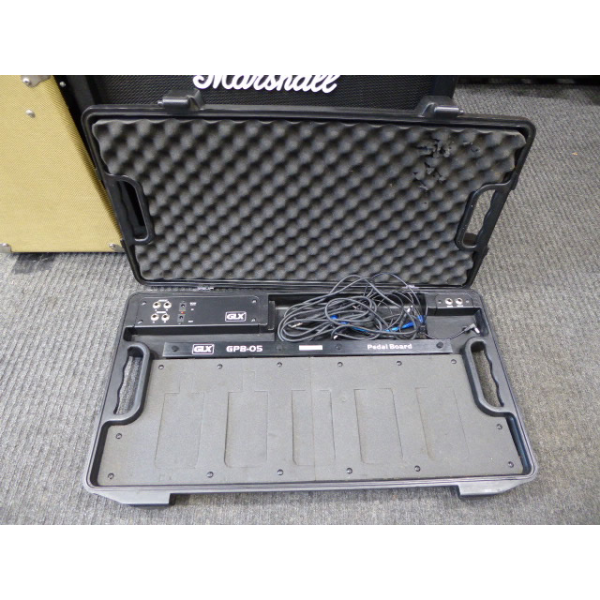 <p>Decent and affordable powered pedalboard.</p><p>Condition: A little bit of wear on the inside protective foam (as seen in the pics), otherwise fine.</p>