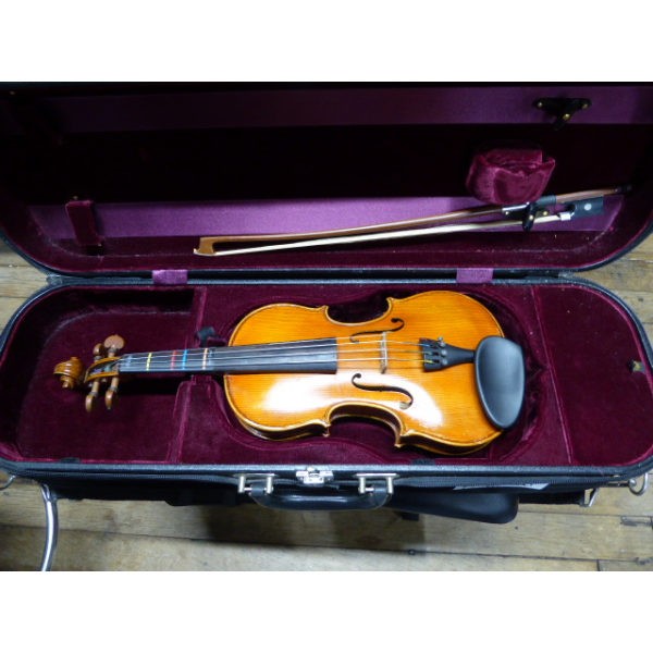 <p>Violin made completely from solid European tonewoods</p><p>Solid European spruce top</p><p>Back and sides made of solid European maple</p><p>Fingerboard: Ebony</p><p>Ebony pegs</p><p>Fitted with Thomastik-Infeld Dominant strings.</p><p>Ebony chin rest</p><p>Inlaid purfling</p><p><br /></p>
