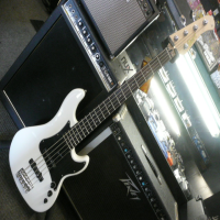 Excellent 5-string jazz bass with alder body, canadian maple neck, and arctic white finish.