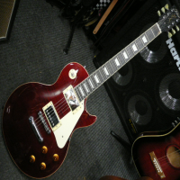 <p>Quality les paul with set-neck construction, flame top, and great playability.</p>
