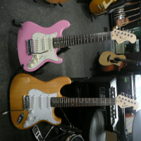 <p>Lovely pink 3/4 size electric guitar.&nbsp; Perfect entry-level strat for kids.</p>