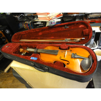 Intermediate violin. <br />3/4 size.<br />Lovely tone, great build quality.<br />Solid spruce top and solid maple back and sides.<br />