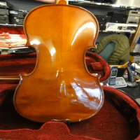 Intermediate violin. <br />3/4 size.<br />Lovely tone, great build quality.<br />Solid spruce top and solid maple back and sides.<br />