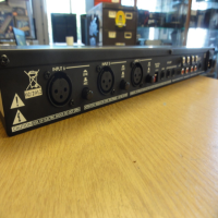 <p>6 channel 1U rack mixer.<br />3 balanced XLR inputs, with switchable phantom power.<br />3 stereo line-level inputs on RCA.<br />Effects loop for connecting an external processor.<br />Master level and Bass and Treble controls.</p><p><br /></p>