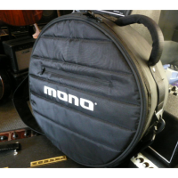 <p>High quality padded snare drum case in excellent condition.</p>