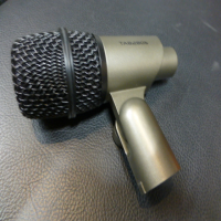 <p>Great dynamic cardioid microphone for instruments.</p><p>Well-voiced for Snare and Tom miking.</p><p>Integrated stand-mount.</p><p><br /></p>
