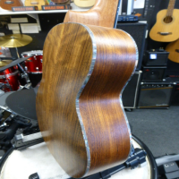 Gorgeous tenor ukulele with walnut body.&nbsp; Inlcudes bag.