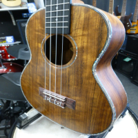 Gorgeous tenor ukulele with walnut body.&nbsp; Inlcudes bag.