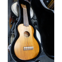 <p>Soprano ukulele with solid top and Mahalo hard case.</p><p>Condition: A few small marks, nothing major.</p>