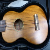 <p>Soprano ukulele with solid top and Mahalo hard case.</p><p>Condition: A few small marks, nothing major.</p>