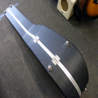 Lovely robust hard case for roundback guitars.&nbsp; New condition.