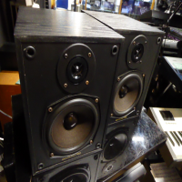 <p>Compact but powerful bookshelf hi-fi speakers with a fabulous bass response and great sound.</p><p>Very good condition, with front grilles.</p>