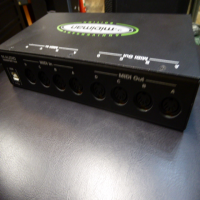 <p>USB powered midi interface with 4 inputs and 4 outputs, offering 64 channels of midi I/O.</p><p>Excellent condition.</p>