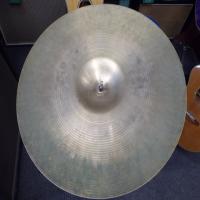 <p>Decent 18" crash/ride cymbal.</p>