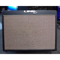 Quality multi-effects guitar amplifier in excellent condition.<br />