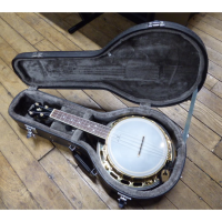 Good quality ukulele banjo in excellent condition with hard case.<br />