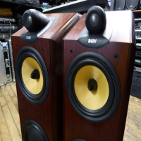 <p>Beautiful floorstanding loudspeakers, exquisitely finished in a real wood veneer. (Red-stained cherrywood)</p><p>Audiophile sound with superb separation, stereo imaging, tight and musical bass response, warm midrange and stunningly accurate highs. </p><p>The extra cabinet volume and bass reflex drive unit gives an extended bass response.</p><p>Excellent condition, with original spikes.</p><p><br /></p>