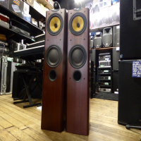 <p>Beautiful floorstanding loudspeakers, exquisitely finished in a real wood veneer. (Red-stained cherrywood)</p><p>Audiophile sound with superb separation, stereo imaging, tight and musical bass response, warm midrange and stunningly accurate highs. </p><p>The extra cabinet volume and bass reflex drive unit gives an extended bass response.</p><p>Excellent condition, with original spikes.</p><p><br /></p>