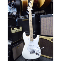 Decent entry-level strat copy in great condition.<br />