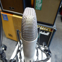 <p>Great wide-diaphragm condenser microphone.</p><p>Sounds fabulous on vocals as well as acoustic instruments.</p><p>Very quiet in operation - excellent noise rejection.</p><p>Sturdy build quality.</p><br /><p></p>