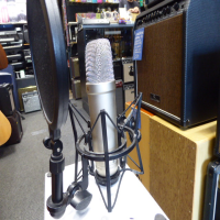 <p>Great wide-diaphragm condenser microphone.</p><p>Sounds fabulous on vocals as well as acoustic instruments.</p><p>Very quiet in operation - excellent noise rejection.</p><p>Sturdy build quality.</p><br /><p></p>