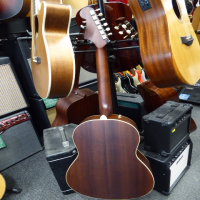 Lovely short-scale acoustic guitar in mint condition with original bag.<br />