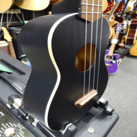 <p>Affordable soprano ukulele by Fender.</p><p>Condition: A couple of scratches on the back, nothing major.</p>