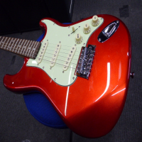 Short scale entry-level guitar in great condition.<br />