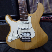 <p>Superb Left-handed electric guitar by Yamaha.</p><p>Condition: A small dent in the back, otherwise excellent.</p>