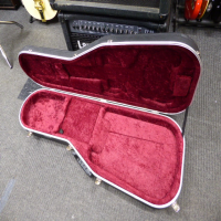 Robust electric guitar hard case for strat/tele style guitars.&nbsp; Excellent condition.