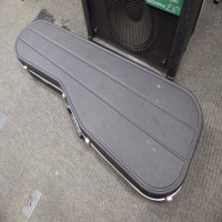 Robust electric guitar hard case for strat/tele style guitars.&nbsp; Excellent condition.