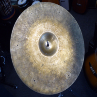 18" crash cymbal with rivet holes.&nbsp; Made in the USA.