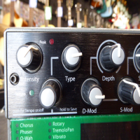 <p>Top quality modulation pedal with original power supply.</p><p>Condition: one knob has been replaced, otherwise very good.</p>