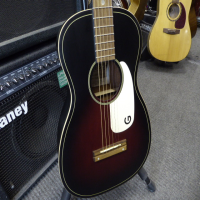 <p>Lovely small-bodied, short-scale acoustic guitar with 2-colour sunburst finish.</p><p>Excellent condition.</p>