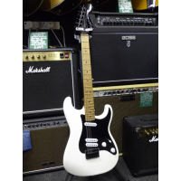 <p>Superb Stratocaster in mint condition.&nbsp; Pearl White Metallic finish.</p><p>Includes fender gig bag.</p>