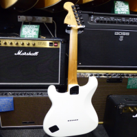 <p>Superb Stratocaster in mint condition.&nbsp; Pearl White Metallic finish.</p><p>Includes fender gig bag.</p>