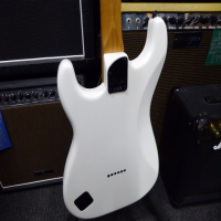 <p>Superb Stratocaster in mint condition.&nbsp; Pearl White Metallic finish.</p><p>Includes fender gig bag.</p>