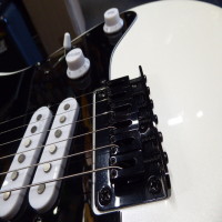 <p>Superb Stratocaster in mint condition.&nbsp; Pearl White Metallic finish.</p><p>Includes fender gig bag.</p>
