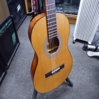 <p>Good quality 3/4 size classical.</p><p>Condition: Lots of chips and small marks all over, but otherwise fine.</p>