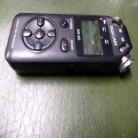 <p>Great handheld recorder with two 'off-axis' microphones.</p><p>Ideal for recording live performances and demos.</p><p>2GB SDHC card included.</p><p>Works with up to 32GB SDHC.</p><p></p>