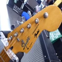 <p>Great stratocaster copy made in Korea, 1992.</p><p>Condition: A repaired crack in the headstock/neck (as seen in pics), and a large chip in the finish, otherwise good for its age.</p>