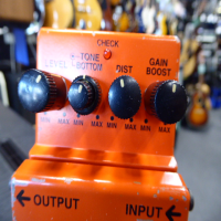 <p>Superb distortion pedal by Boss.</p><p>Condition: A few chips, otherwise fine.</p>