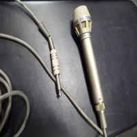 Vintage Austrian-made microphone.<br />Renowned as a great dynamic microphone, especially on drums but also for miking up guitar amps and for a crisp vocal response.<br />Frequently used at Abbey Road studios, as a successor to the D19, so it's frequently associated with a British rock sound of the 60s/70s.<br /><br />