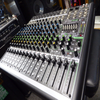 The Mackie ProFX16v2 is a 16-channel analogue mixer designed for live sound and home recording.<br />10 low-noise Vita mic preamps.<br />32-bit effects engine.&nbsp;<br />USB interface for recording or playback.&nbsp;<br />4-bus architecture + Main Outputs.<br />3-band EQ, one-knob compression on select channels, and a durable "built-like-a-tank" steel chassis.<br />2 aux sends for monitors.<br /><br />