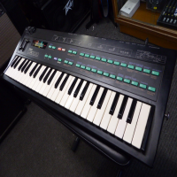 Classic FM synthesizer from 1986.<br />4 operator FM synthesis.<br />8 voice, 8 algorithms.<br />192 patches.<br />Compact unit with 49 mini keys.<br /><br />