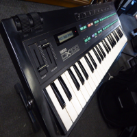 Classic FM synthesizer from 1986.<br />4 operator FM synthesis.<br />8 voice, 8 algorithms.<br />192 patches.<br />Compact unit with 49 mini keys.<br /><br />