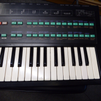 Classic FM synthesizer from 1986.<br />4 operator FM synthesis.<br />8 voice, 8 algorithms.<br />192 patches.<br />Compact unit with 49 mini keys.<br /><br />